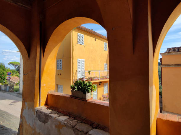 Il portico seicentesco del borgo